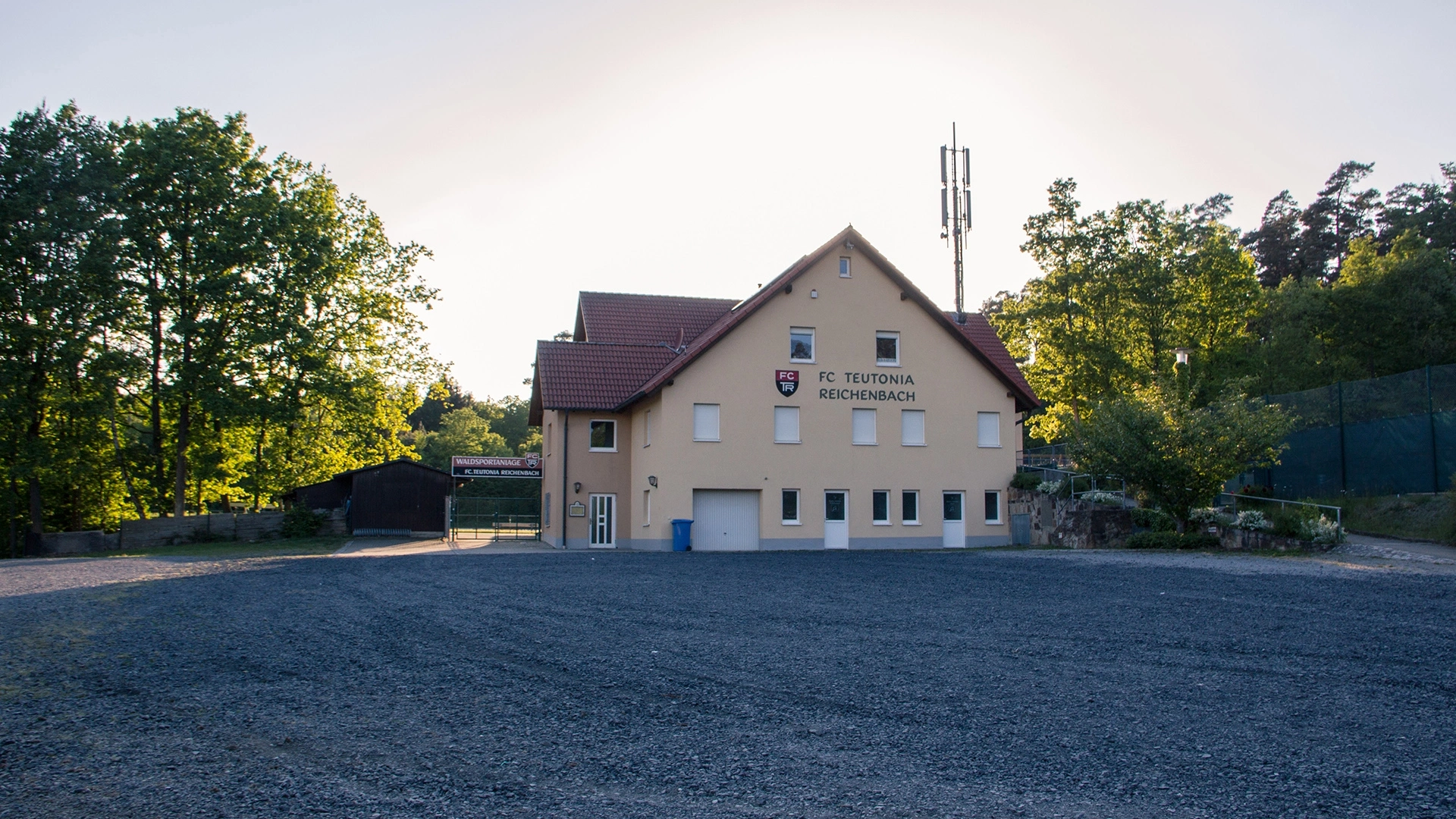 Sportheim des FCTR im Sonnenuntergang